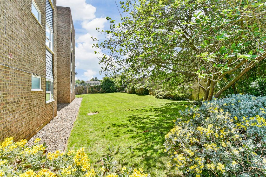 Property photo 1 of 12 Communal Gardens