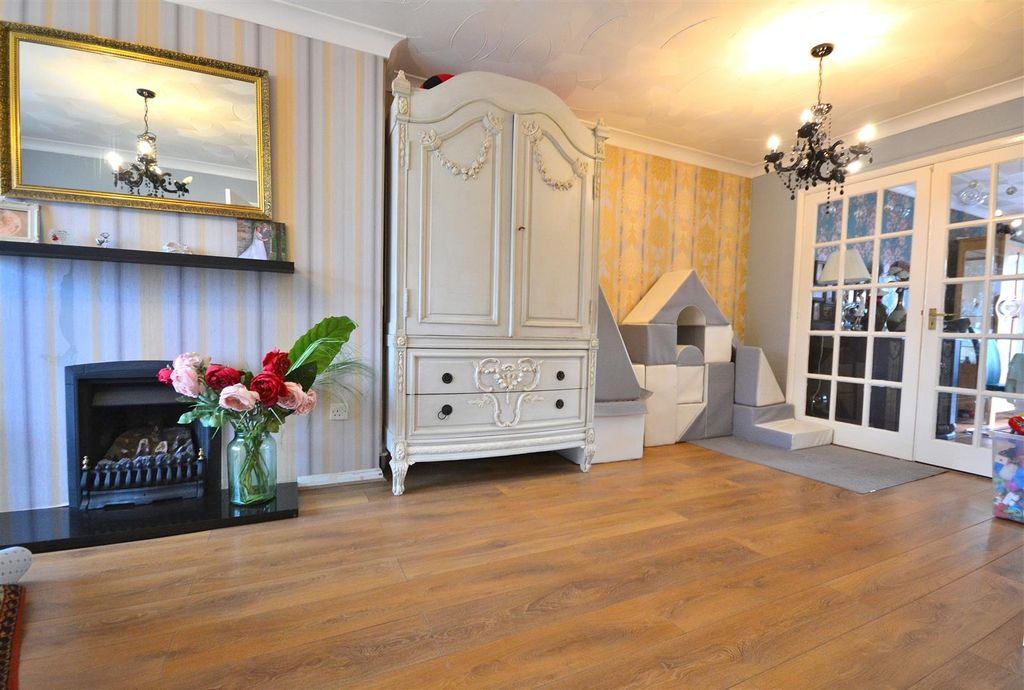 Property photo 3 of 15 Lounge