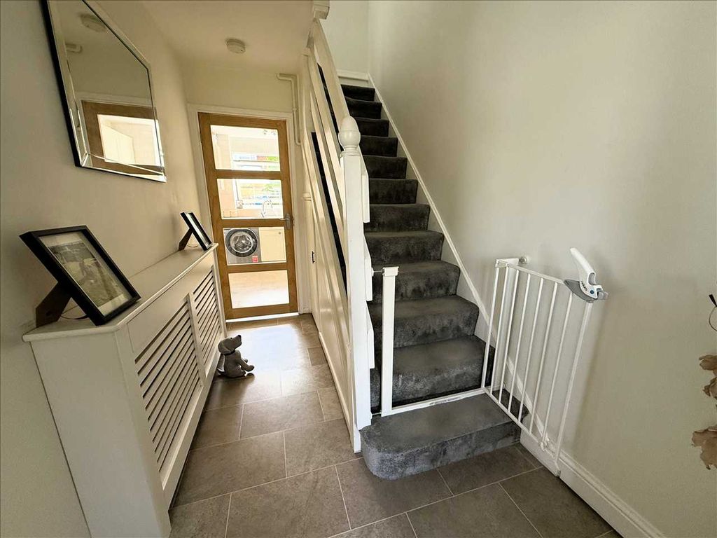 Property photo 3 of 20 Entrance Hall