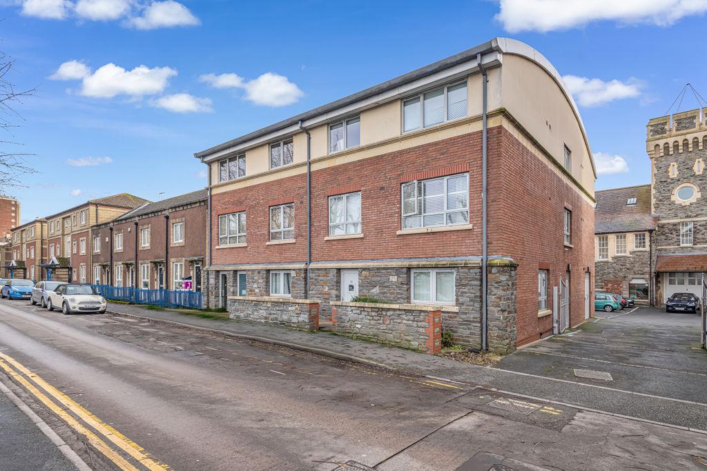 Property photo 3 of 17 St. Pauls House