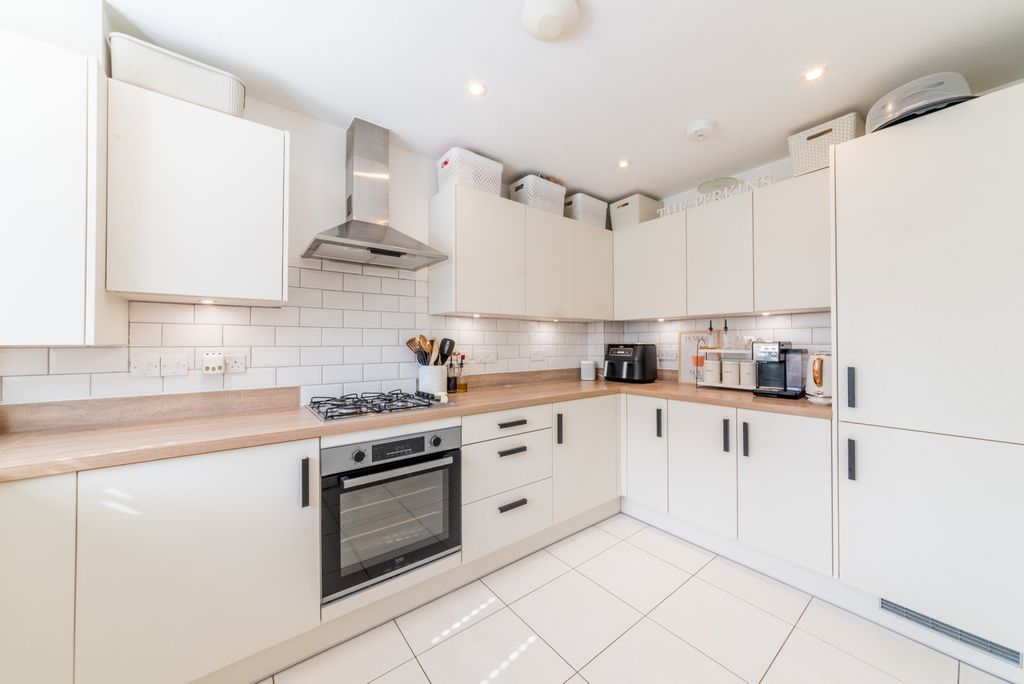 Property photo 3 of 28