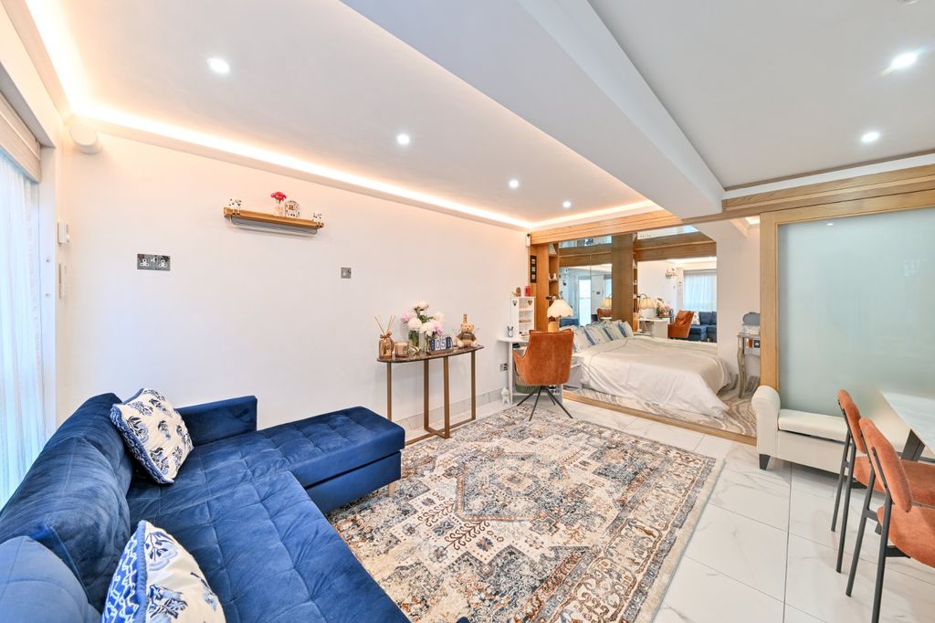 Property photo 3 of 7 Living Room