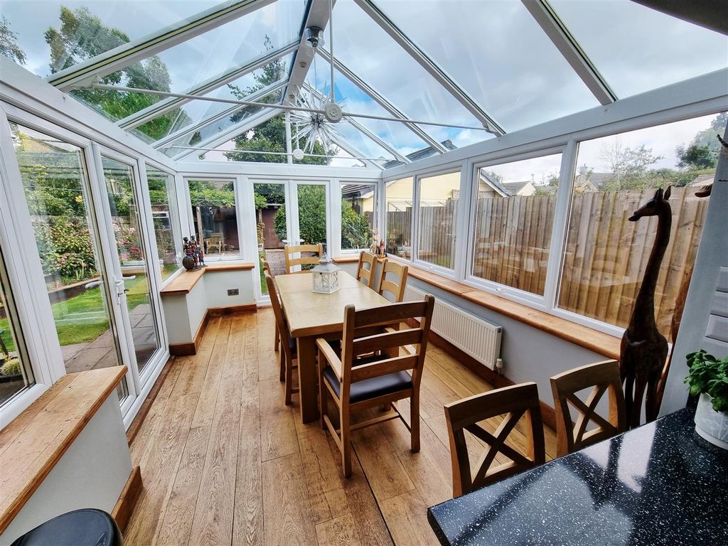 Property photo 2 of 21 Conservatory.Jpg