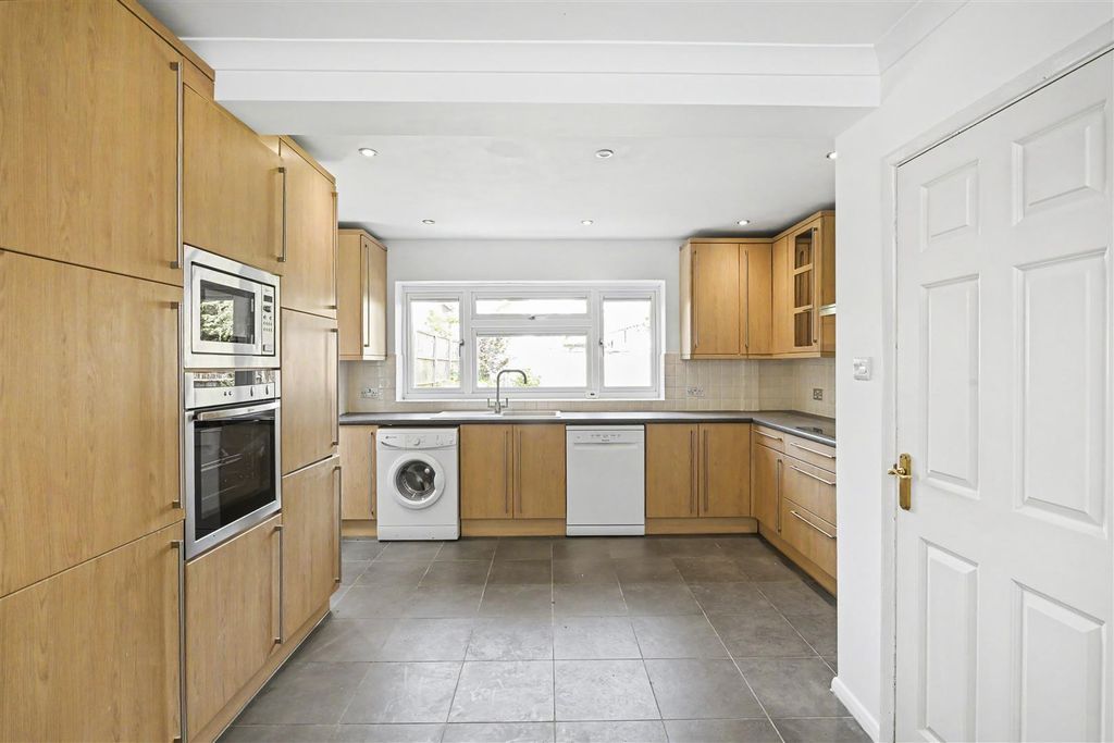 Property photo 2 of 12 Fairfield-Close-07.Jpg