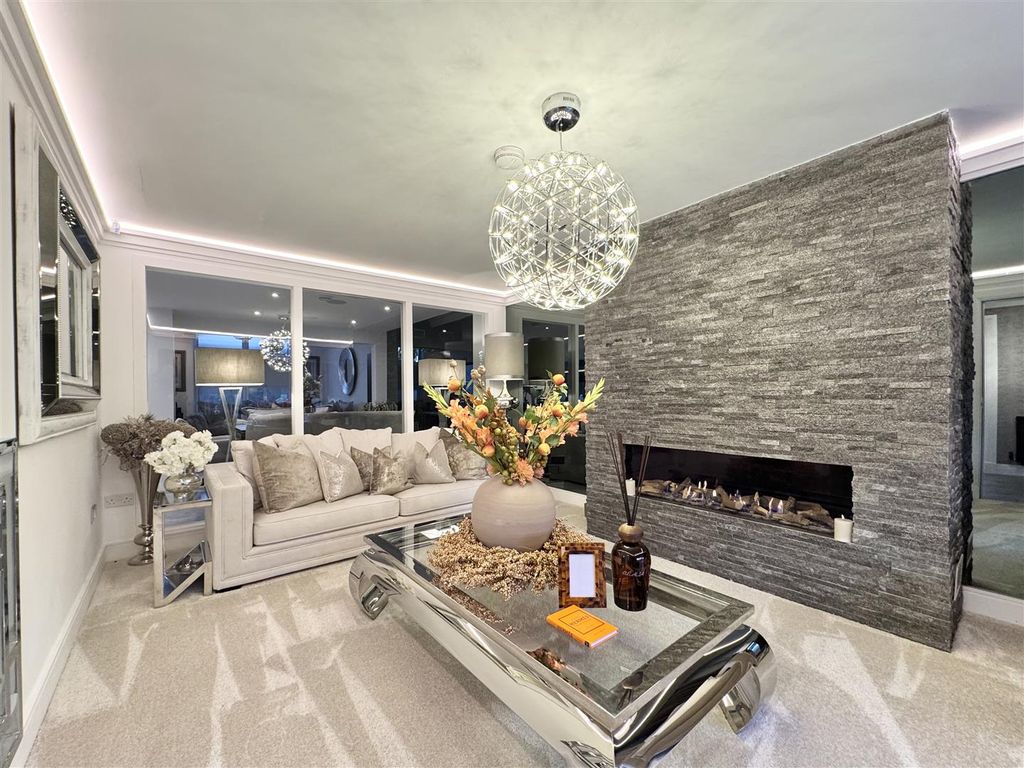 Property photo 2 of 32 Lounge