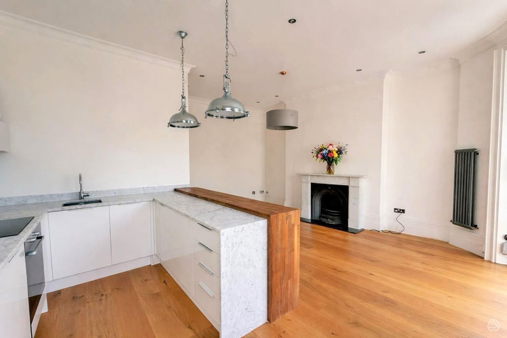 Property photo 2 of 12 21