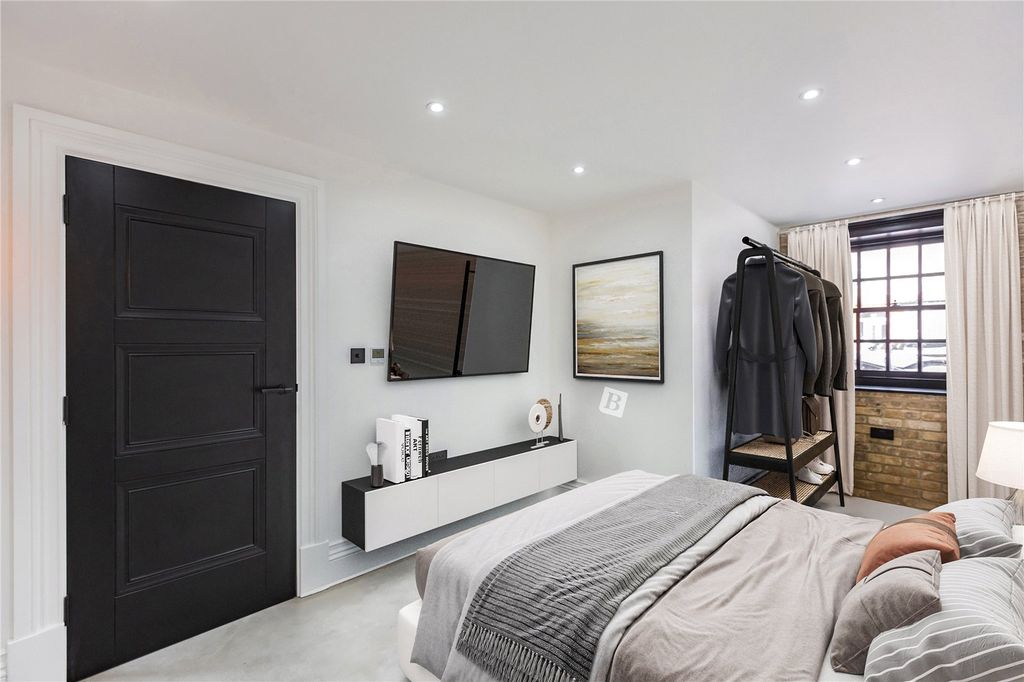 Property photo 3 of 9 Master Bedroom