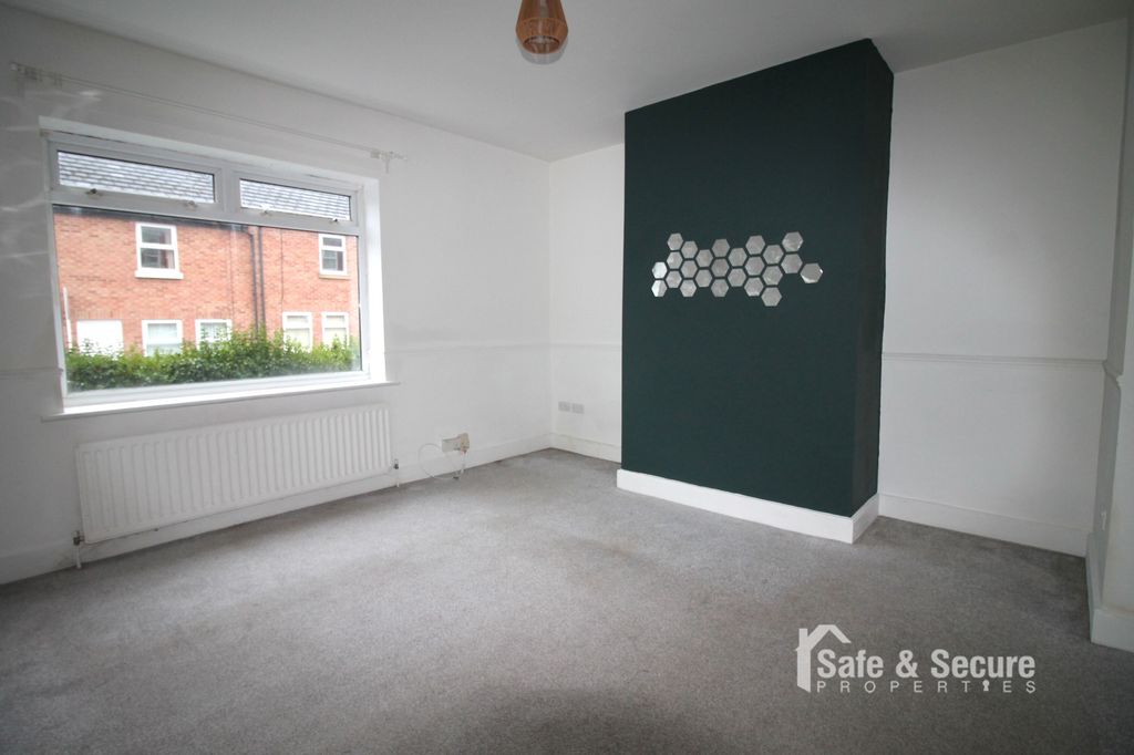 Property photo 3 of 10 Living Room