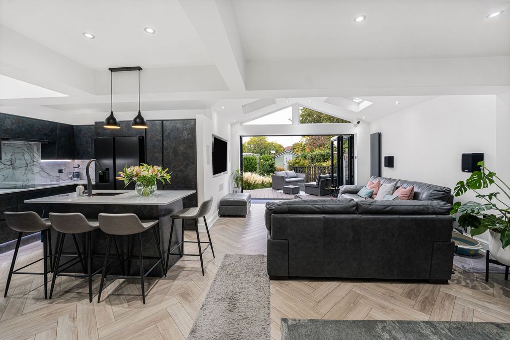 Property photo 1 of 27