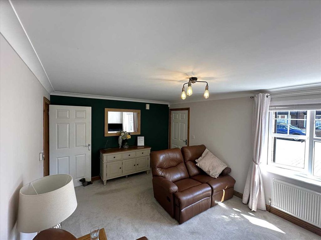 Property photo 3 of 23 Stylish Lounge: