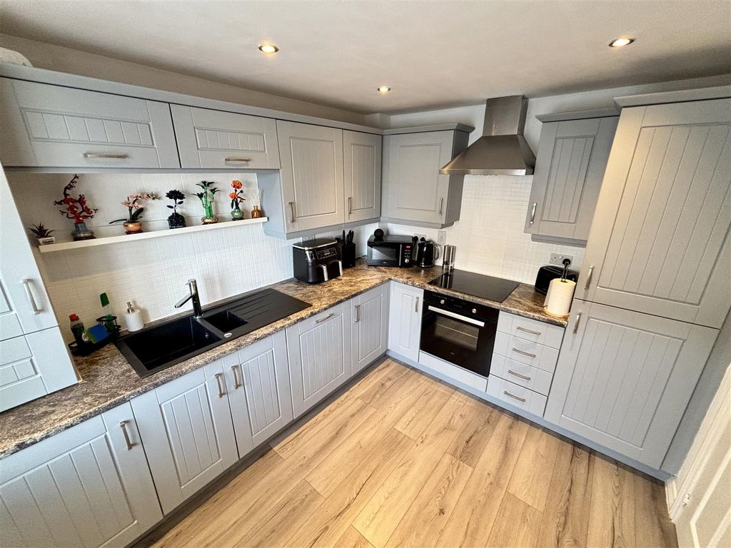 Property photo 3 of 15 Kitchen