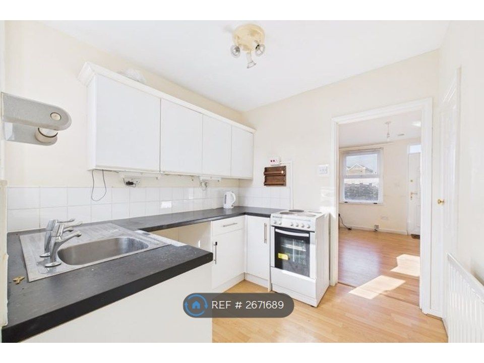 Property photo 3 of 9 Kitchen