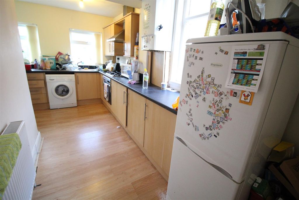 Property photo 3 of 8 Kitchen