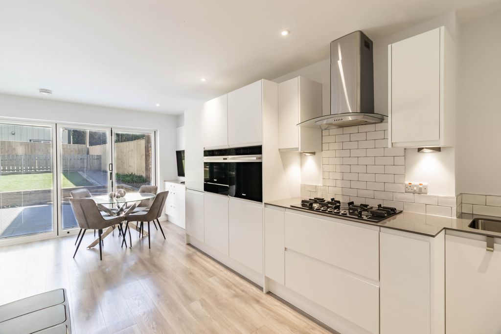 Property photo 2 of 32 Dining Kitchen