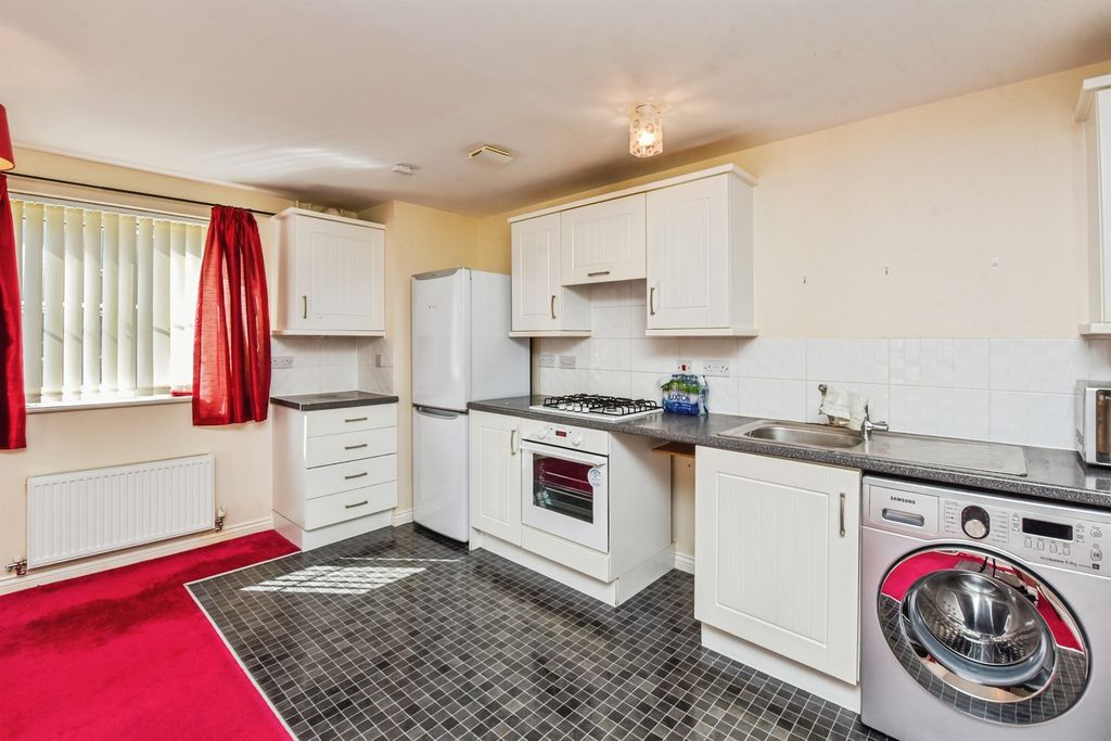 2 bed flat for saleAnzio Road, Devizes SN10 photo 4