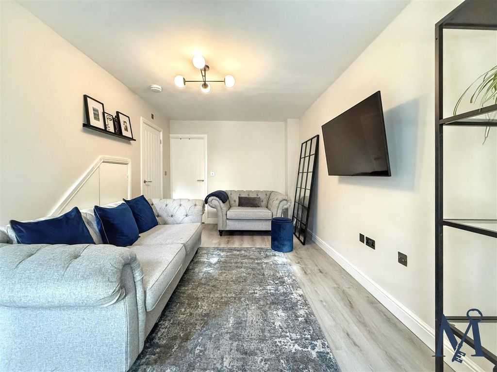 Property photo 3 of 18 Living Room