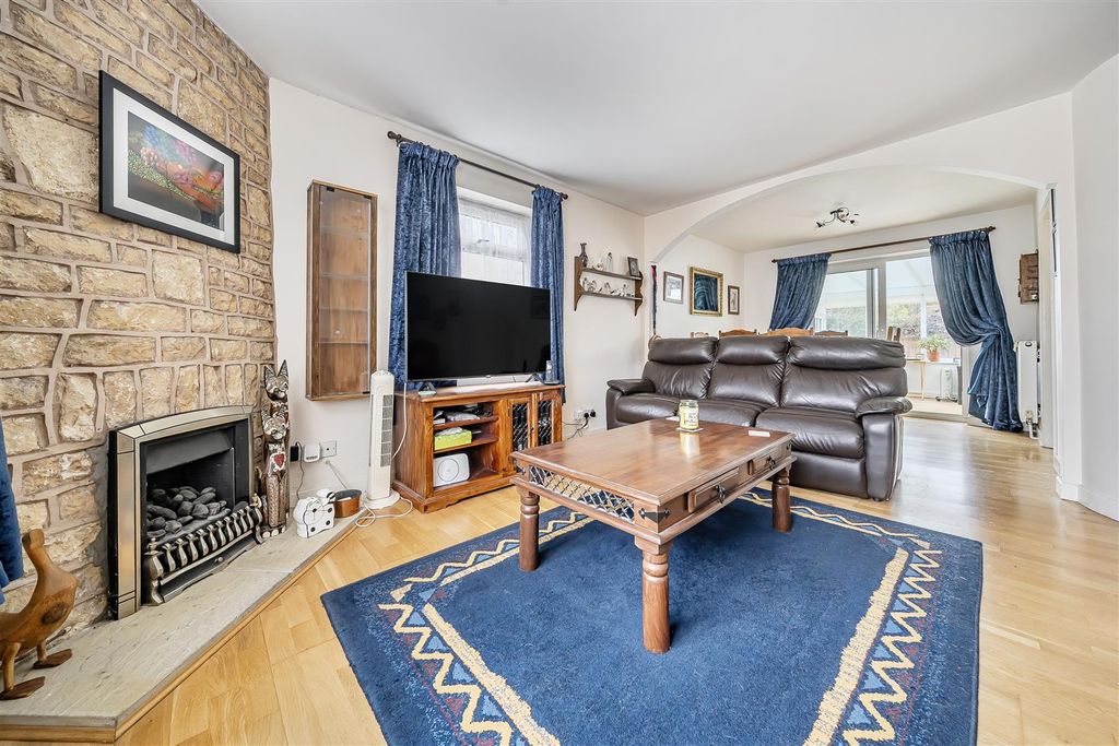 Property photo 2 of 15 1365643-12-68E9210014949.Jpg