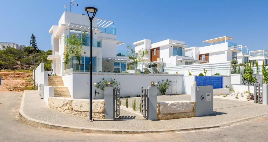 Property photo 2 of 18