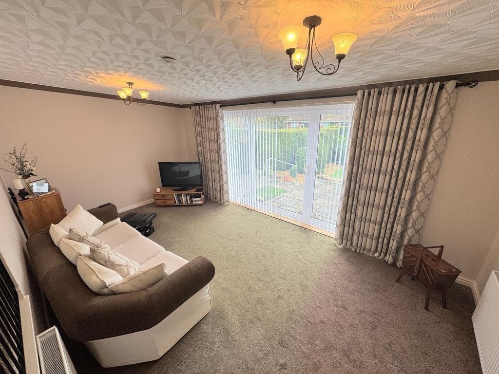 Property photo 2 of 18 Lounge