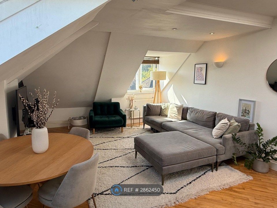 Property photo 3 of 12 Lounge/Dining Area