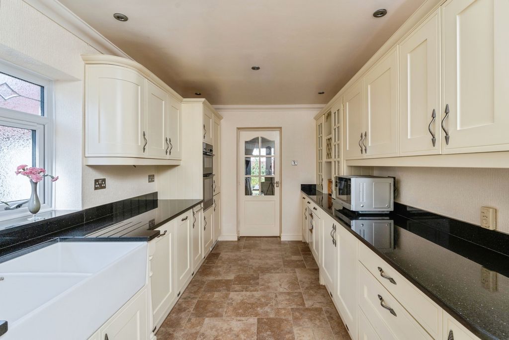 Property photo 2 of 17 Photo