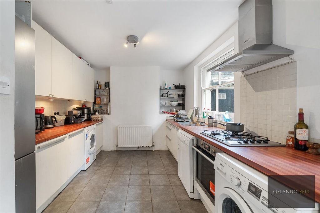 Property photo 3 of 13 61 Tremadoc Road Sw4 7Na-4.Jpg