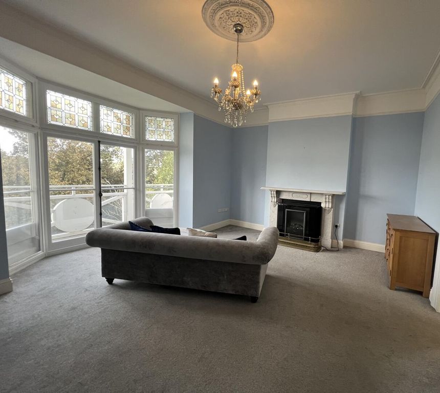 Property photo 3 of 10 Living Room