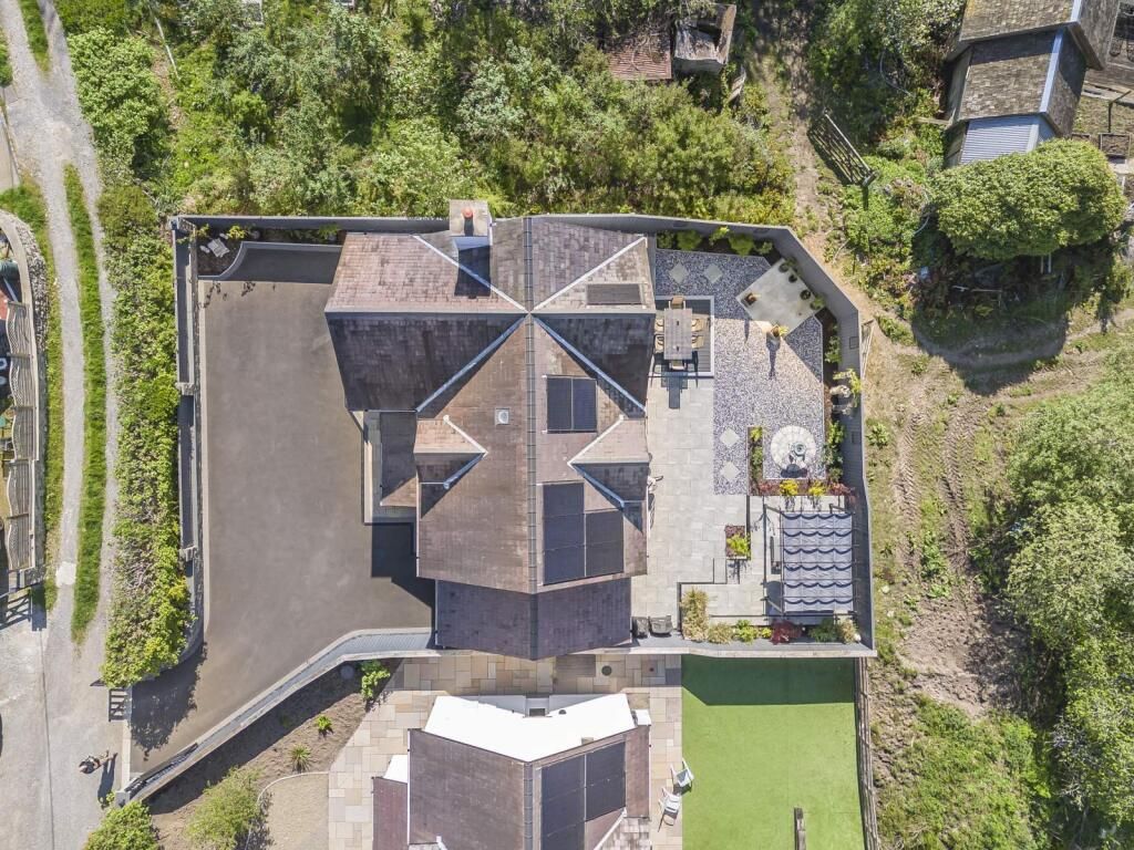 Property photo 2 of 33