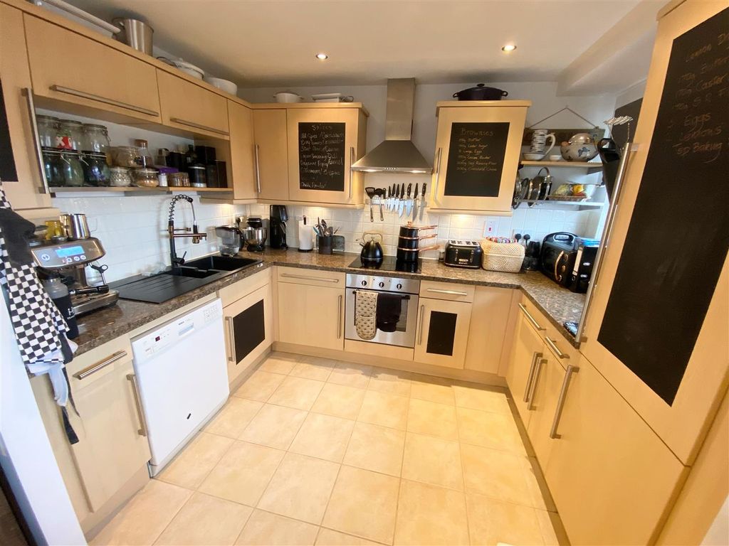 Property photo 3 of 8 Kitchen