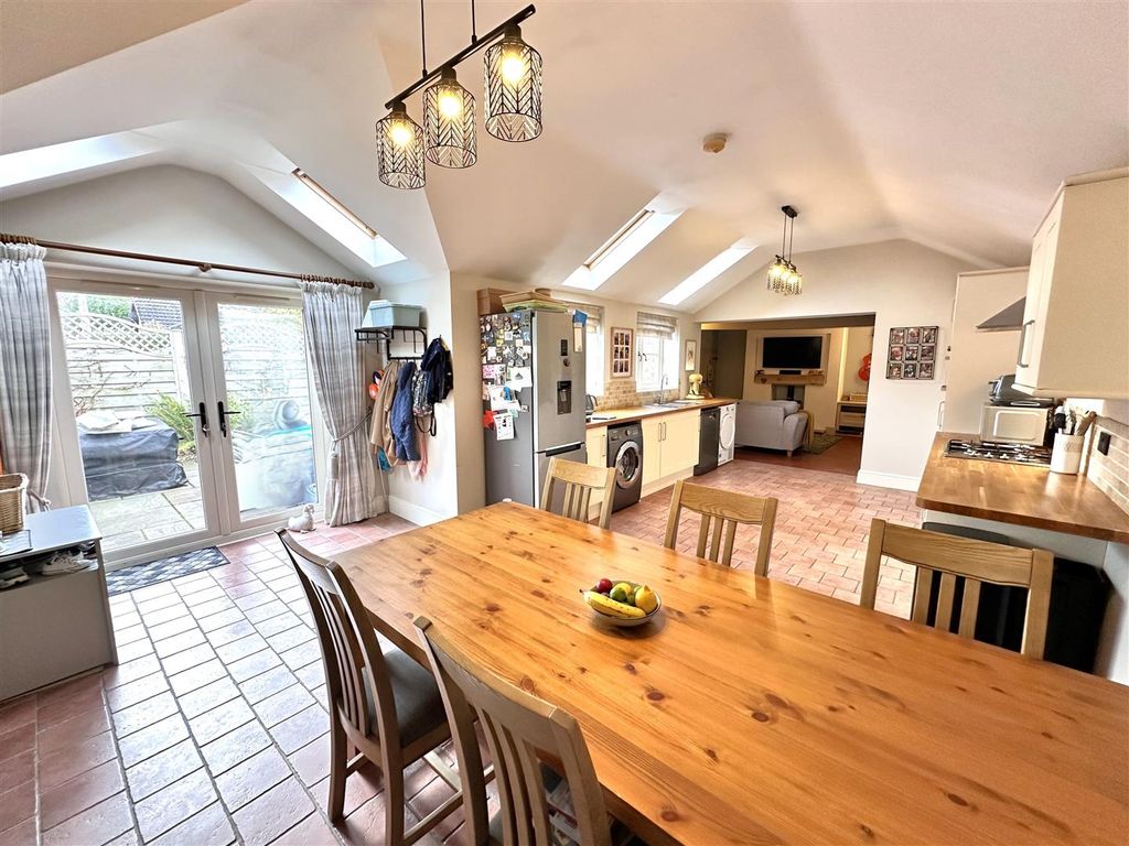 Property photo 2 of 24 Open-Plan Dining Kitchen 918