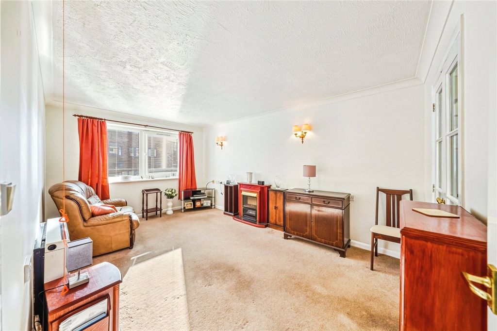 Property photo 2 of 11 Lounge