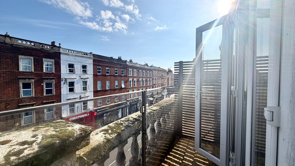 Property photo 3 of 11 Balcony