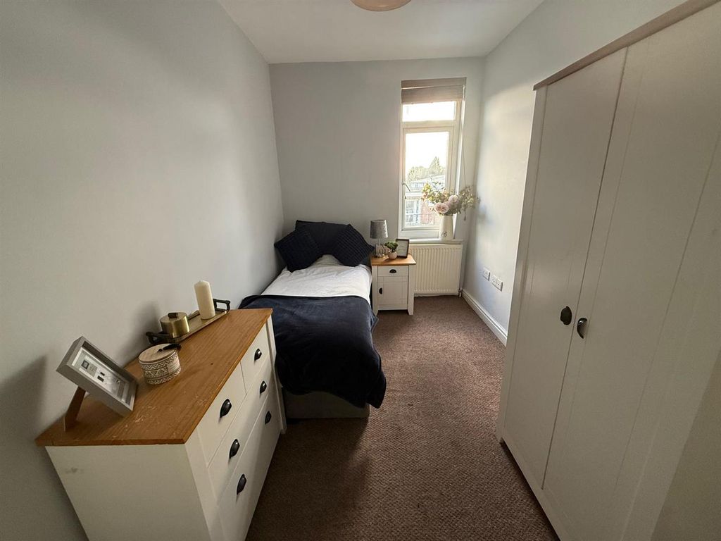 Property photo 2 of 6 Room 5 The Hill.Jpeg