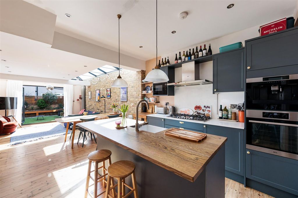 Property photo 2 of 40 Coleridge Road, E17