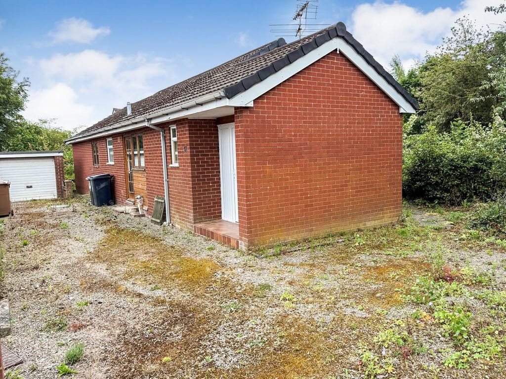 Property photo 1 of 13 Garage