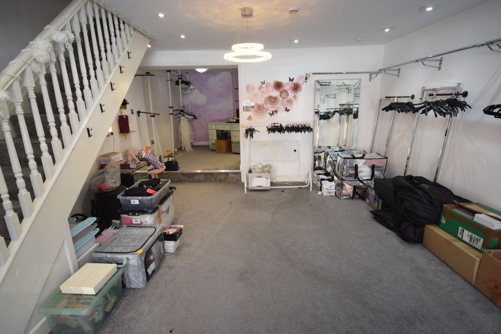 Property photo 3 of 13 Shop Area