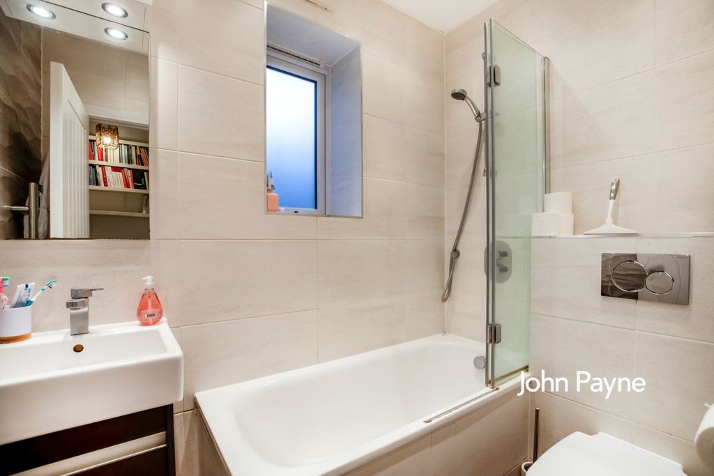 Property photo 3 of 10 Bathroom