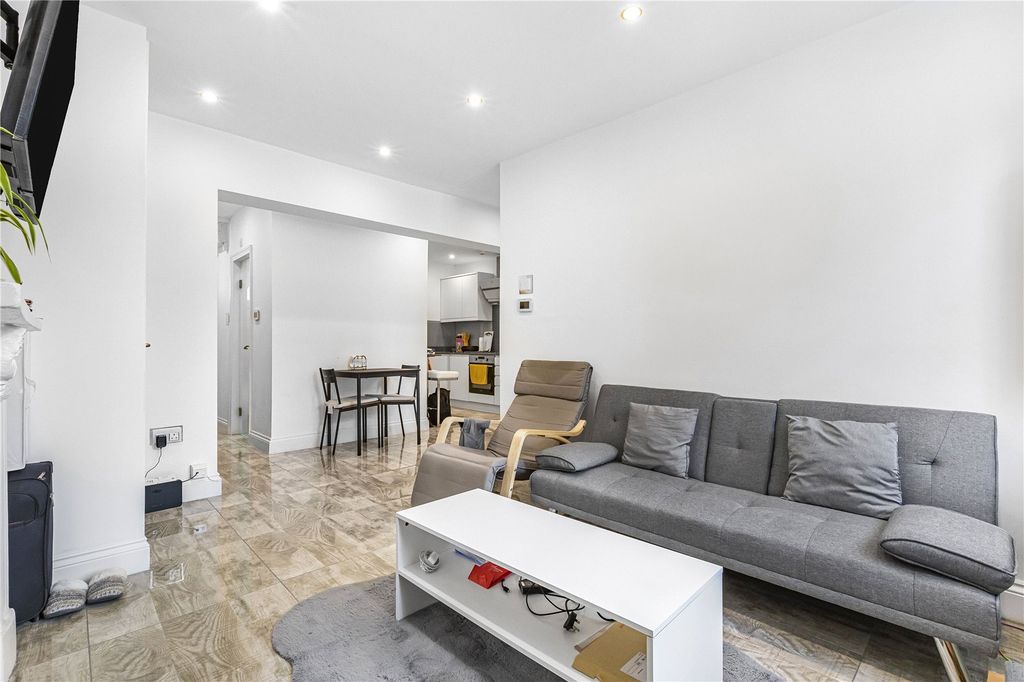 Property photo 2 of 25 Reception/Kitchen