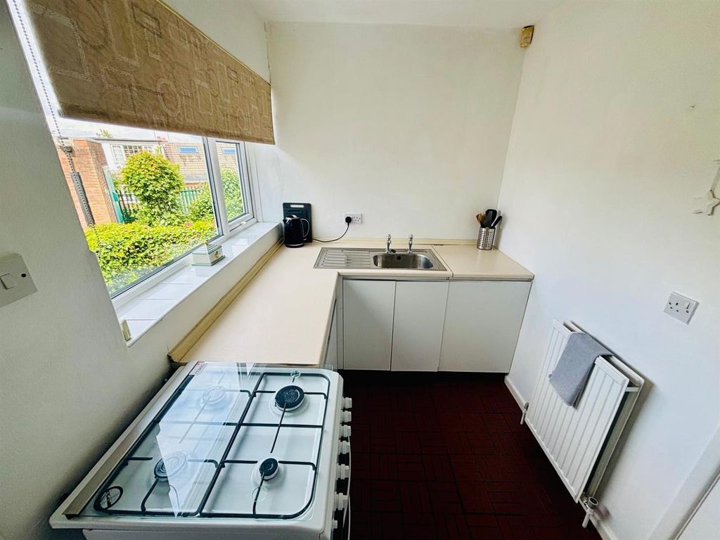 Property photo 3 of 16 Fitted Kitchen: