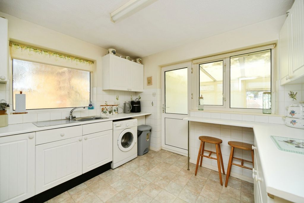Property photo 3 of 17 Kitchen