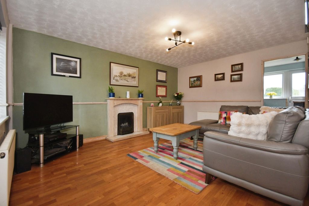 Property photo 2 of 16 Lounge