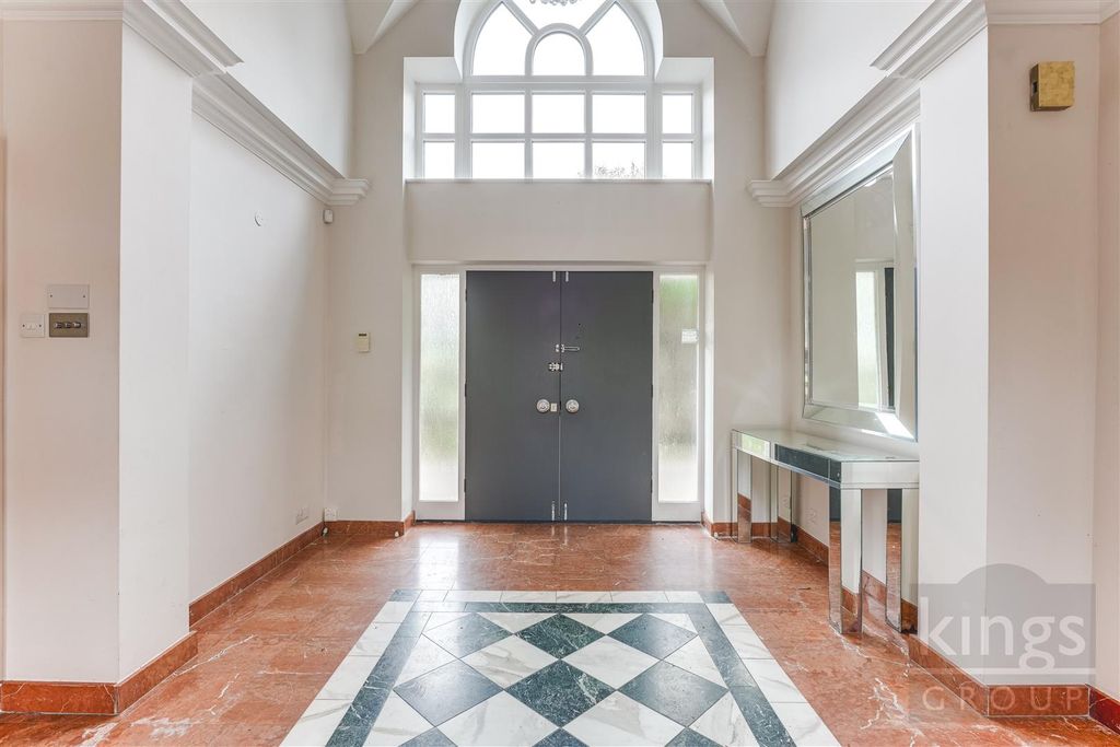 Property photo 3 of 39 Entrance Hall