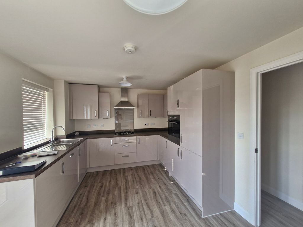 Property photo 3 of 10 Kitchen