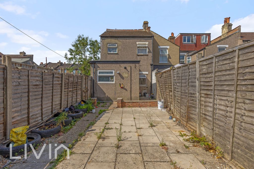 Property photo 3 of 8 918A3473
