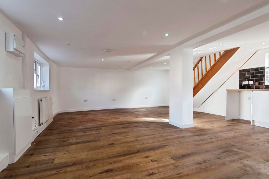 Property photo 3 of 20 Pbox-Img.Jpg