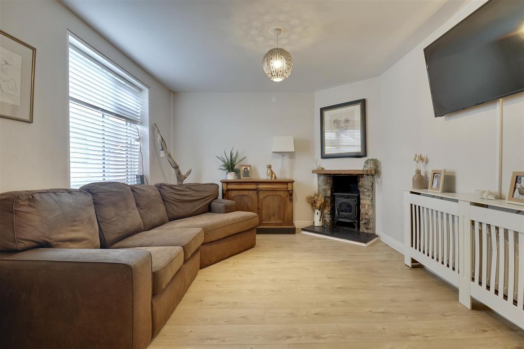 Property photo 2 of 11 Lounge