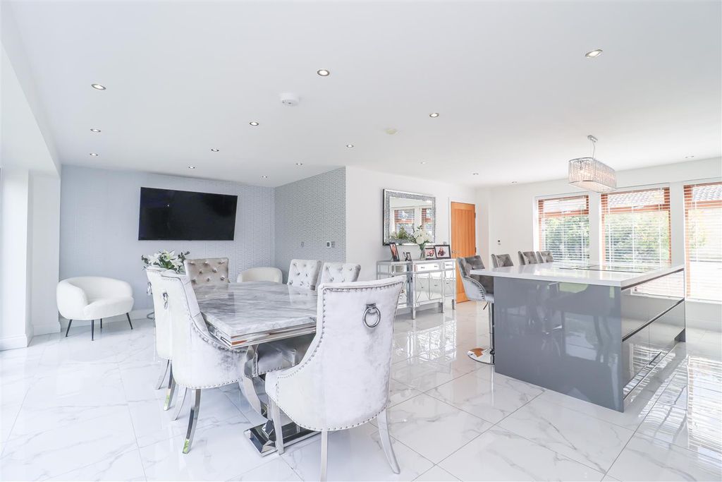 Property photo 2 of 31