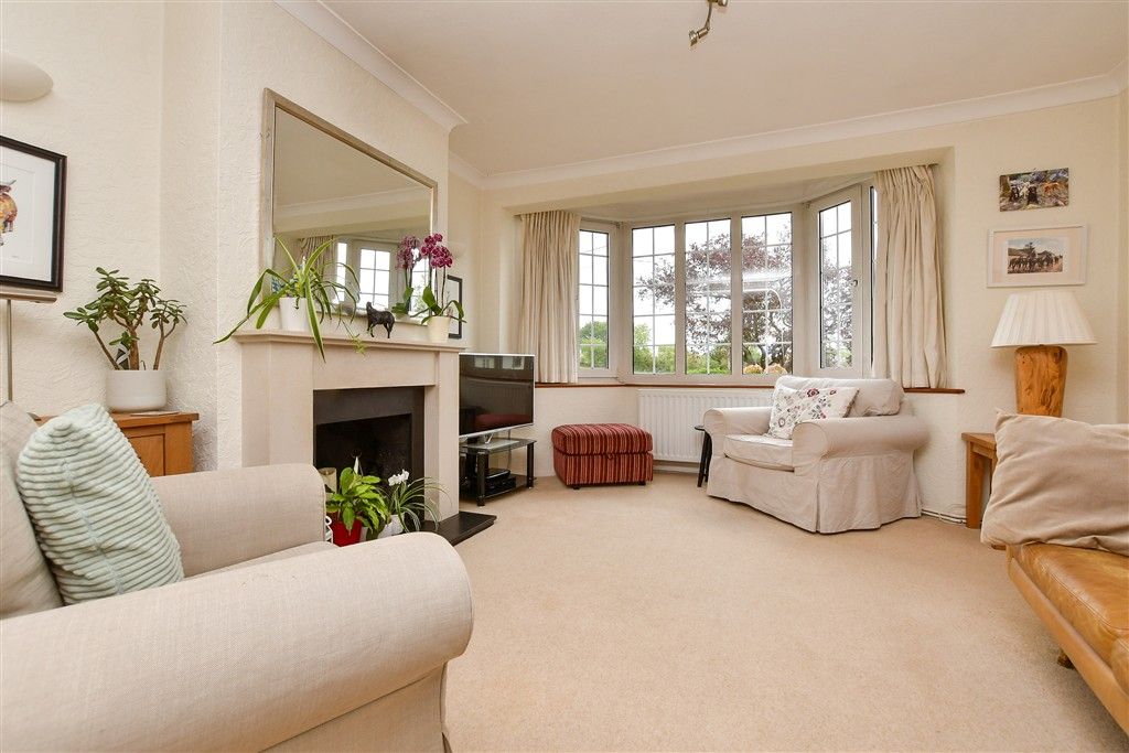 Property photo 3 of 17 Lounge