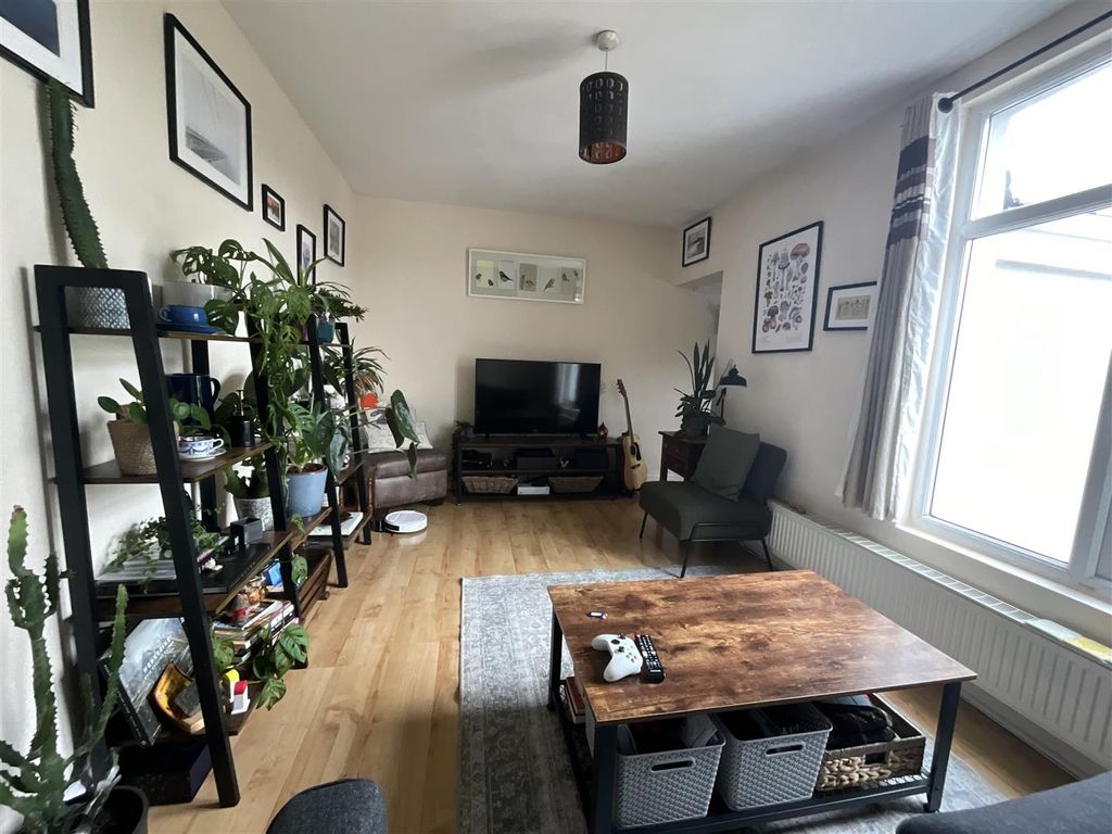 Property photo 2 of 12 Lounge