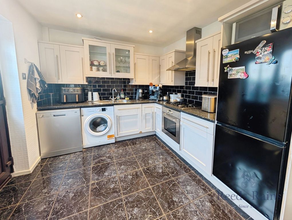 Property photo 3 of 8 Kitchen